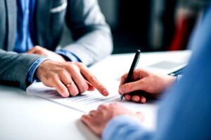 Ile zapłacisz za ubezpieczenie domu drewnianego? Poznaj czynniki wpływające na cenę