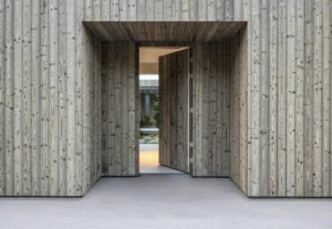 Jak efektownie zaprojektować elewację wokół drzwi wejściowych, tworząc piękne wejście