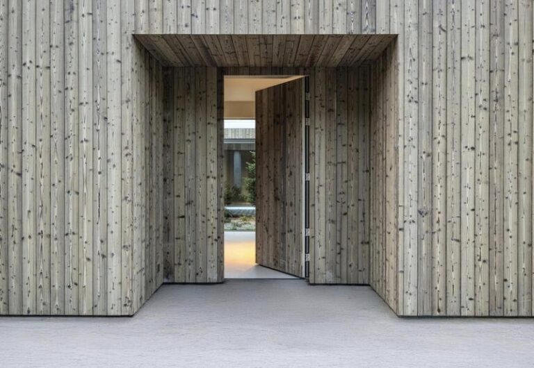 Jak efektownie zaprojektować elewację wokół drzwi wejściowych, tworząc piękne wejście