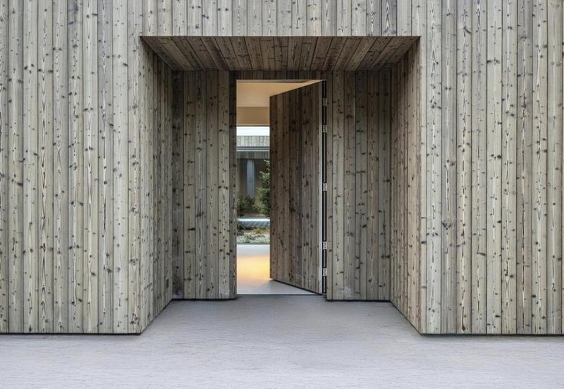 Jak efektownie zaprojektować elewację wokół drzwi wejściowych, tworząc piękne wejście