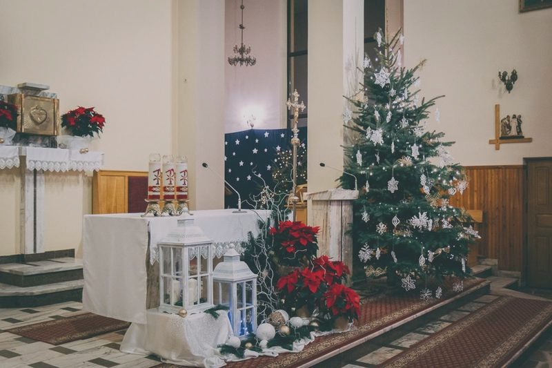 Jak stworzyć magiczny nastrój w salonie: 8 sprawdzonych sposobów na bożonarodzeniowy wystrój