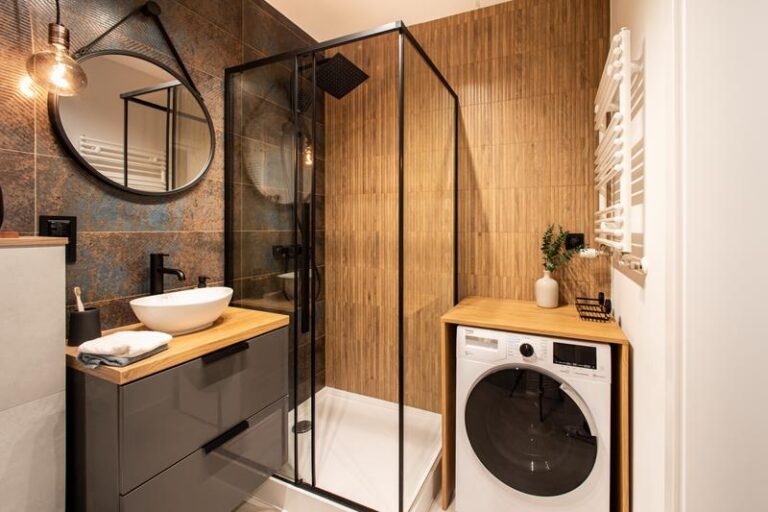 Kreatywne inspiracje: Jak urządzić małą łazienkę na poddaszu w 8 prostych krokach