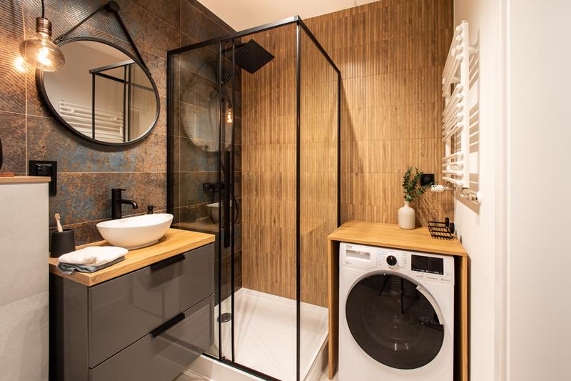 Kreatywne inspiracje: Jak urządzić małą łazienkę na poddaszu w 8 prostych krokach