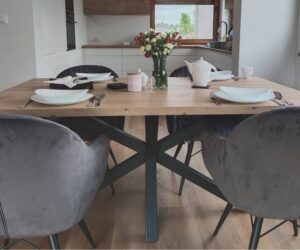 Odkryj, jak stół drewniany loftowy może zmienić wygląd Twojego salonu