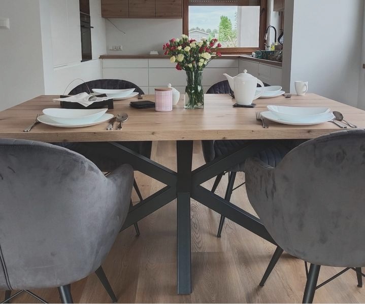 Odkryj, jak stół drewniany loftowy może zmienić wygląd Twojego salonu