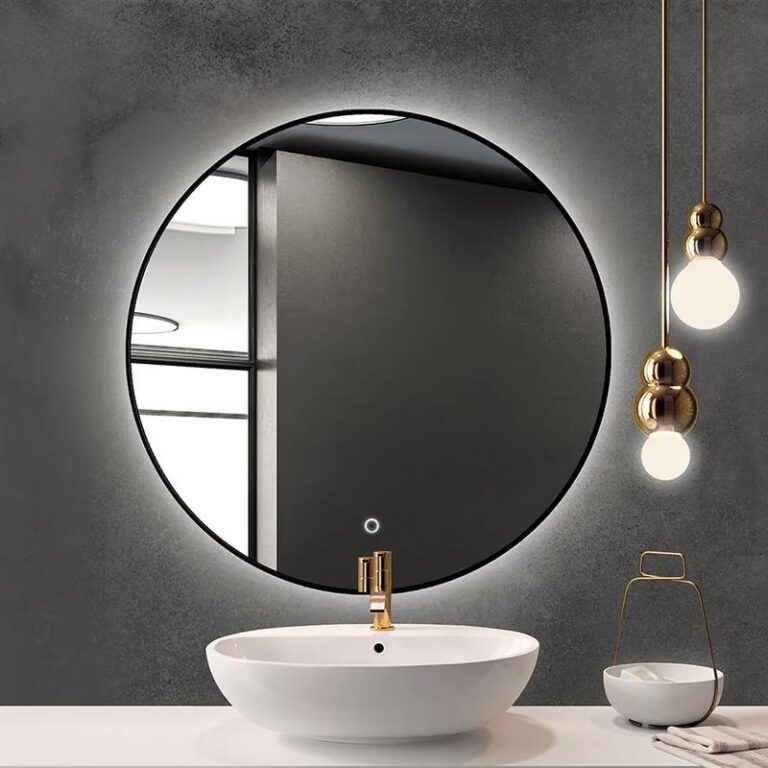 Okrągłe lustro w złotej ramie – jak dodać blasku Twojej łazience?