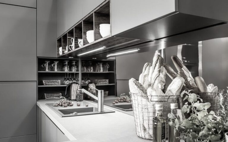 Stylowe dodatki do szarego salonu – odkryj sprawdzone aranżacje