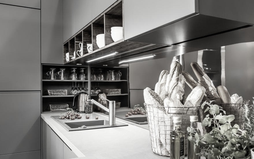 Stylowe dodatki do szarego salonu – odkryj sprawdzone aranżacje