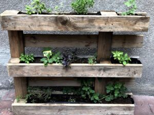 Zrób to sam: Donica drewniana z palet w kilku prostych krokach