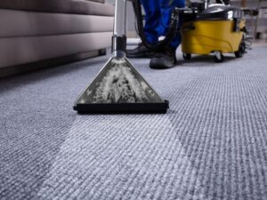 Jak skutecznie wyprać dywan ręcznie: sprawdzone metody i porady na każdą plamę